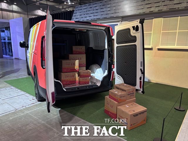 우정사업본부와 협업한 카고 모델. 후방과 양옆 도어를 통해 다양한 크기의 화물을 적재·하역할 수 있다. /황지향 기자