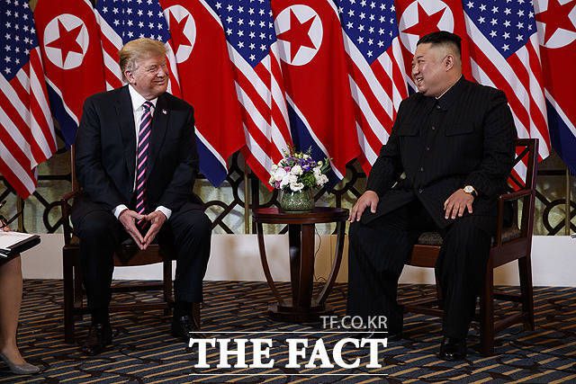 김 부부장은 "한국은 우리 국가의 외교 상대가 될 수 없다"며 김 위원장의 대외정책 구상을 전했다. 사진은 도널드 트럼프 미국 대통령(왼쪽)과 김 위원장이 지난 2019년 2월 베트남 하노이에서 열린 북미 정상회담을 갖는 모습. /AP. 뉴시스