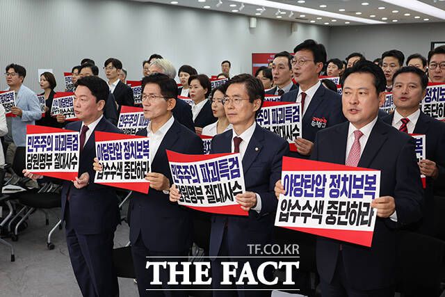 야당에 대한 특검의 전방위적인 압박이 높아지면서 강력한 대여투쟁에 대한 당내 요구가 높아지고 있다. 사진은 지난 14일 서울 여의도 중앙당사에서 열린 국민의힘 제6차 전당대회 수도권·강원·제주 합동연설회에서 당 대표 후보인 장동혁, 조경태, 김문수, 안철수 후보(앞줄 왼쪽부터) 등 참석자들이 김건희 특검의 당사 압수수색 관련 규탄 구호를 외치고 있는 모습. /남윤호 기자