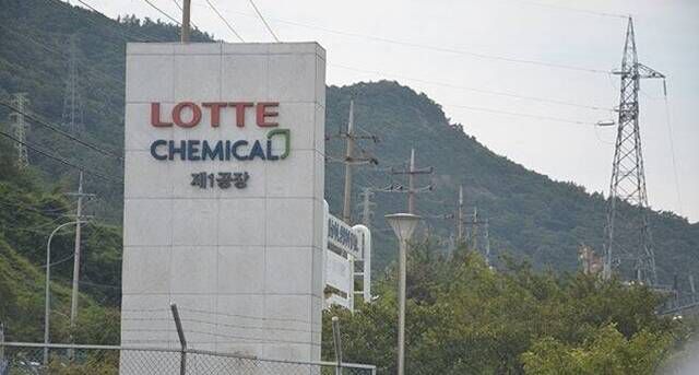 정부는 20일 서울 중구 대한상공회의소에서 '석유화학산업 재도약을 위한 산업계 사업 재편 자율 협약식'을 열고 석화산업 구조개편 방향을 밝혔다. /더팩트 DB