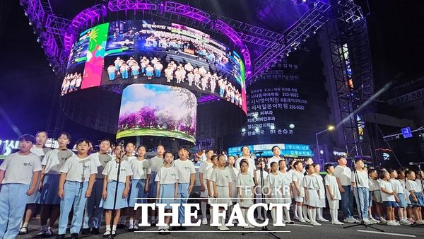 '2025 대전 0시 축제' 폐막을 알리는 시민대합창 공연 모습./대전문화재단