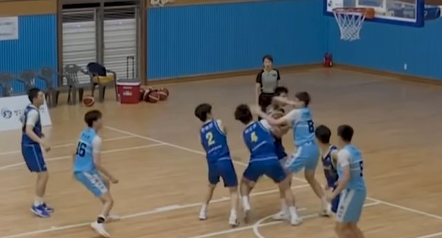 문제의 장면. 삼일중 선수가 골밑에서 용산고 선수의 안면을 주먹으로 가격하고 있다. / 한국중고농구연맹 중계화면 캡처