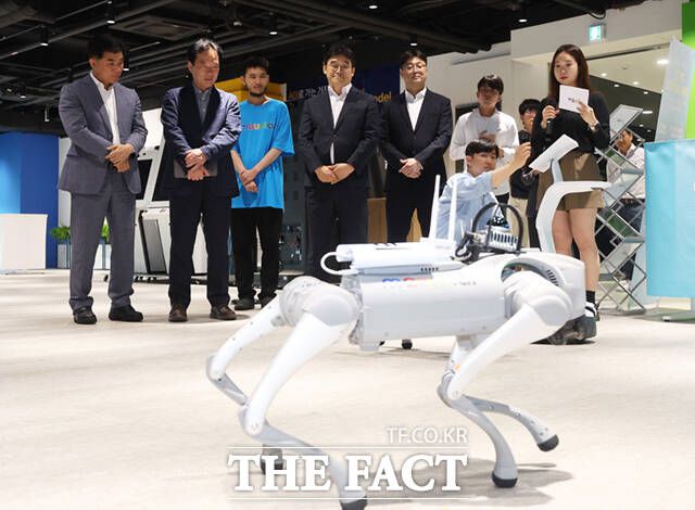 지난 6월 25일 정태호 국정기획위원회 경제1분과장과 위원들이 경기도 성남시 수정구 피지컬 AI 로봇 스타트업 마음AI를 방문해 관계자로부터 다양한 피지컬 로봇 설명을 듣고 있다. 기사와 관련 없음. /성남=이새롬 기자