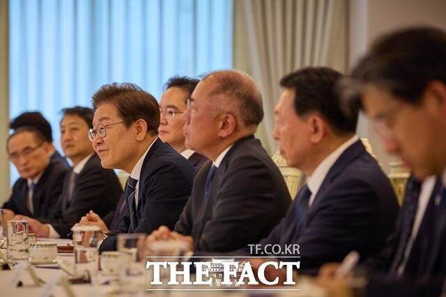 이재명 대통령이 지난 6월 13일 용산 대통령실에서 5대 그룹 총수 및 경제 6단체장과 경제인 간담회를 열고 의견을 나누고 있다. /대통령실