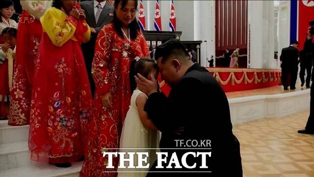 김 위원장이 파병 군인들과 유가족들에게 극진한 예우를 다하는 것은 파병의 정당성을 확보하고 애민 지도자의 이미지를 부각, 내부 결속을 다지려는 의도로 보인다. /뉴시스.조선중앙TV 갈무리