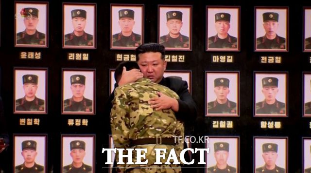 김 위원장은 전사자 101명의 초상을 쓰다듬고 그 옆에 '공화국영웅메달'을 직접 달아주기도 했다. 김 위원장은 북한군 철수 여부를 밝히지 않으면서도 "해외 군사작전의 승리적 종결"이라고 했다. /뉴시스.조선중앙TV 갈무리