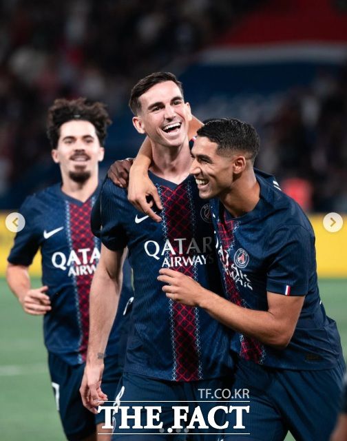 후반 5분 선제골을 기록한 파비안 루이스(가운데)가 아슈라프 하키미의 축하를 받고 있다./PSG