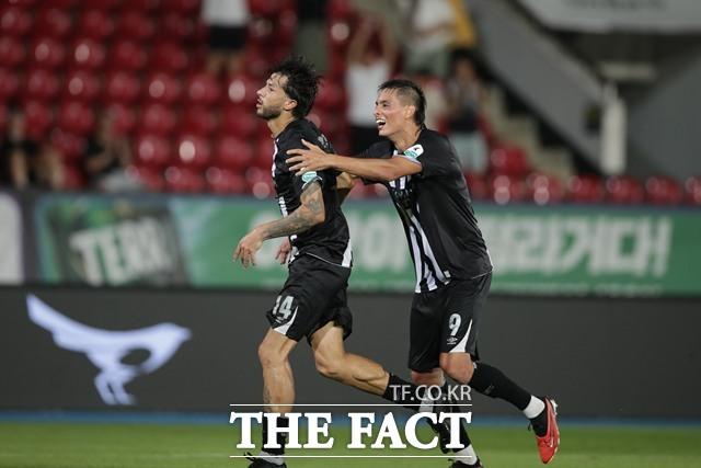 무패행진을 펼치며 플레이오프 진출을 노리는 성남선수들의 골 세리머니./K리그