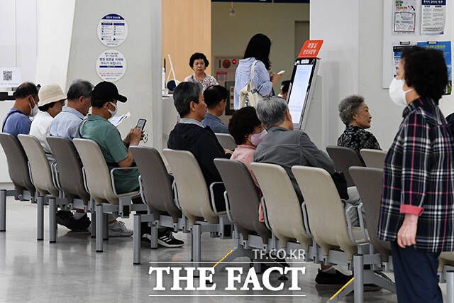 교통사고 경상환자의 치료 기간을 8주로 제한하는 내용의 '자동차 손해배상 보장법 시행 규칙' 개정안과 관련해 보험업계가 필요성을 강조하는 토론회를 개최하는 등 여론전에 나서고 있다. 사진은 서울 시내 한 병원에 환자 및 보호자들이 진료를 대기하고 있는 모습. /서예원 기자