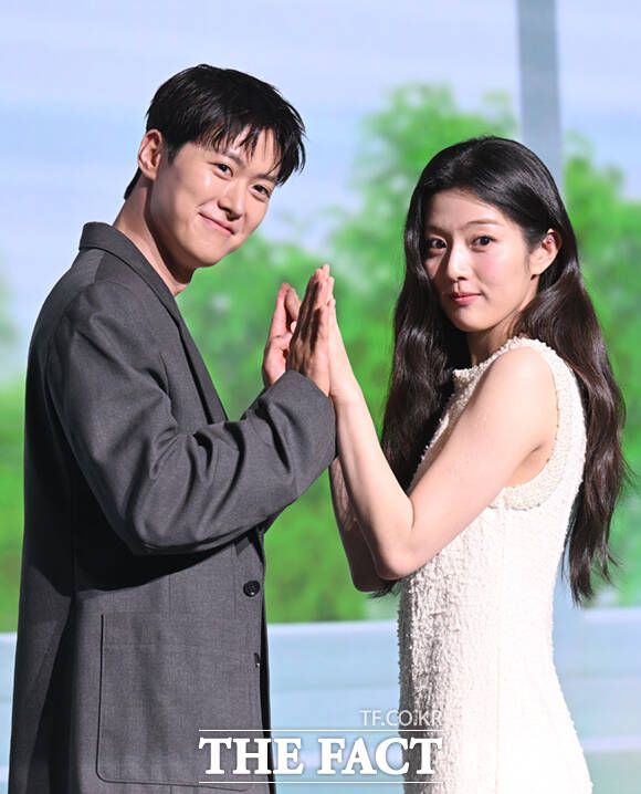 배우 공명(왼쪽)과 신은수가 넷플릭스 영화 '고백의 역사'로 로맨스를 호흡을 맞춘다. /이새롬 기자