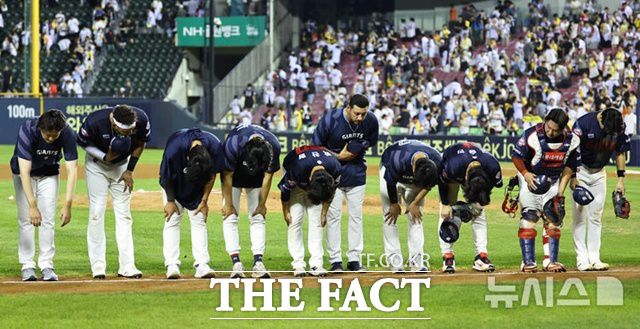 롯데는 공교롭게 김원중이 자서전을 출간한 즈음 12연패에 빠졌다. 연패 중인 롯데 선수단이 경기 뒤 팬들에게 인사하고 있다. /뉴시스