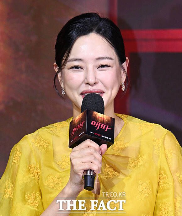 이하늬는 국제영화제에서 여우주연상을 받은 당대 최고의 탑배우이자 '더 이상의 노출 연기를 하지 않겠다'고 선언하며 새 영화 '애마부인'의 주연 캐스팅을 거절하는 희란 역을 맡아 열연을 펼쳤다. 사진은 지난 18일 오전 서울 마포구 호텔 나루 서울 엠갤러리에서 열린 넷플릭스 새 시리즈 '애마' 제작발표회에 참석해 인사말을 하고 있는 모습. 박헌우 기자