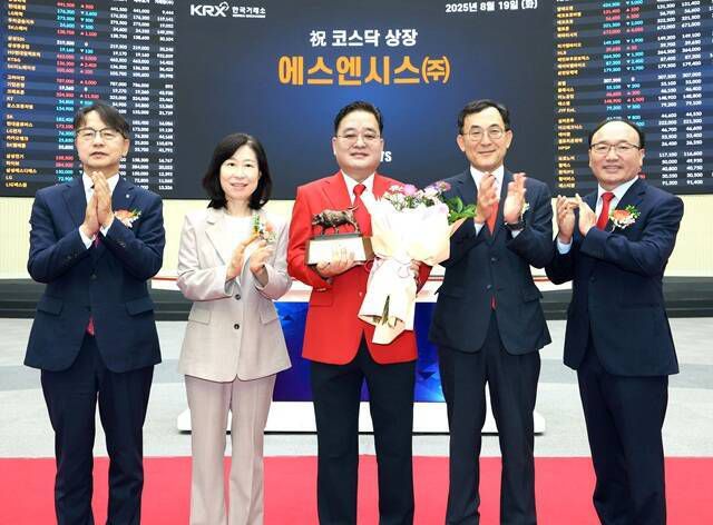19일 한국거래소 서울사옥 홍보관에서 열린 에스엔시스의 코스닥시장 상장기념식에서 (왼쪽부터) 김대영 한국IR협의회 부회장, 이미현 한국거래소 코스닥시장본부장보, 배재혁 에스엔시스 대표이사, 정근수 신한투자증권 사장, 강왕락 코스닥협회 부회장 등이 기념촬영을 하고 있다. /한국거래소