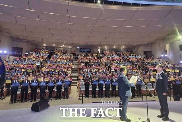 최태진 현도종합건설 대표는 27일 서울 건설회관에서 열린 '2025 건설의 날' 기념식에서 200만 건설인을 대표해 결의문을 낭독했다. /이중삼 기자