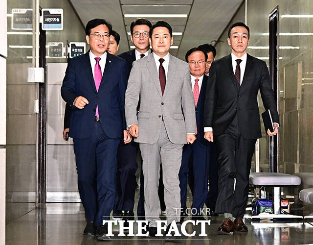 당 지도부가 찬탄·친한계를 배제하는 강도가 높아져 이들의 입지가 점차 좁아지면 당을 떠날 수밖에 없다는 해석이다. 사진은 장 대표가 27일 오전 서울 여의도 국회에서 열린 최고위원회의에 참석하고 있는 모습. /국회=배정한 기자