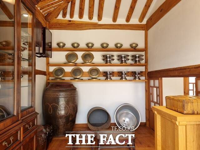 SK그룹은 지난해 4월 최종건 창업회장과 최종현 선대회장의 생가를 복원한 기념관 SK 고택을 공개했다. 사진은 SK 고택의 넓은 부엌. /이성락 기자