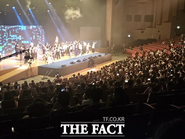 29일 오후 7시 열린 제13회 '부산국제코미디페스티벌(BICF)' 개막식에 관객들이 참석해 공연을 관람하고 있다. 이날 마련된 2700석은 전석 매진을 기록했다. /부산=김명주 기자