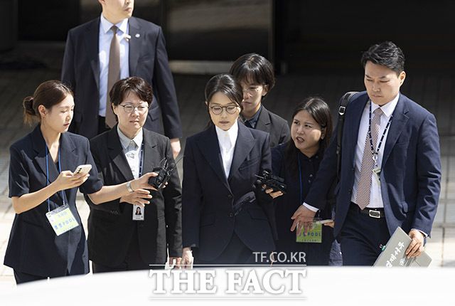 윤석열 전 대통령 부인 김건희 여사가 12일 서울 서초구 서울중앙지법에서 열린 구속 전 피의자 심문(영장실질심사)를 마치고 나오고 있다. 2025.08.12 사진공동취재단