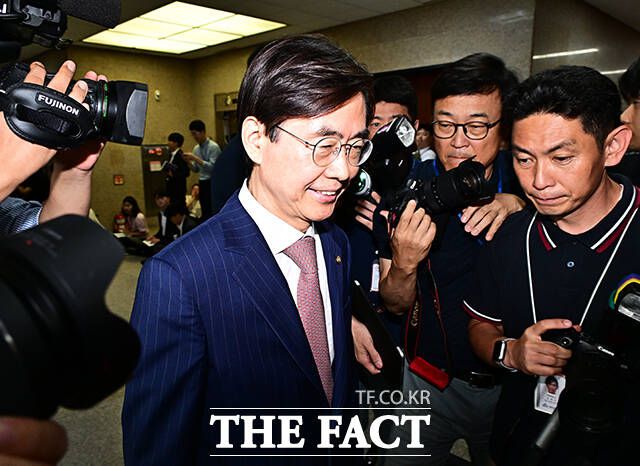 정치권에서는 한동훈 전 대표의 불출마로 인해 친한계의 정치적 구심점이 사라졌다는 분석이 나온다. 사진은 조경태 국민의힘 의원이 28일 오전 서울 여의도 국회에서 열린 중진의원 회의에 참석하고 있는 모습. /배정한 기자