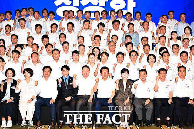민주당 의원들이 28일 오후 인천 중구 파라다이스시티 컨벤션센터 그랜드볼룸에서 열린 당 워크숍에 참석해 단체사진 촬영하는 모습. /배정한 기자