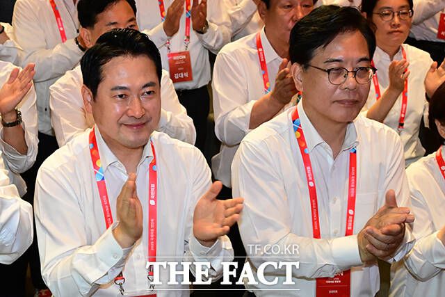 국민의힘 장동혁(왼쪽) 대표와 송언석 원내대표가 28일 오후 인천 중구 인천국제공항공사 항공교육원에서 열린 '2025 국민의힘 국회의원 연찬회'에서 박수를 치는 모습. /남윤호 기자