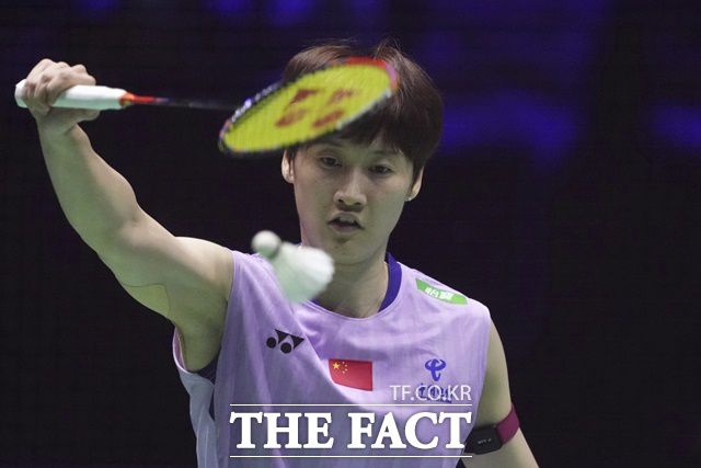 경기 중 발목 부상에도 불구하고 투혼을 발휘한 중국의 천위페이./파리=AP.뉴시스