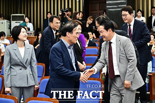 장동혁 국민의힘 대표가 27일 국회에서 열린 의원총회에 참석해 의원들과 인사하는 모습. 일부 친한계 의원들은 의총장에 모습을 보이지 않았다. /배정한 기자