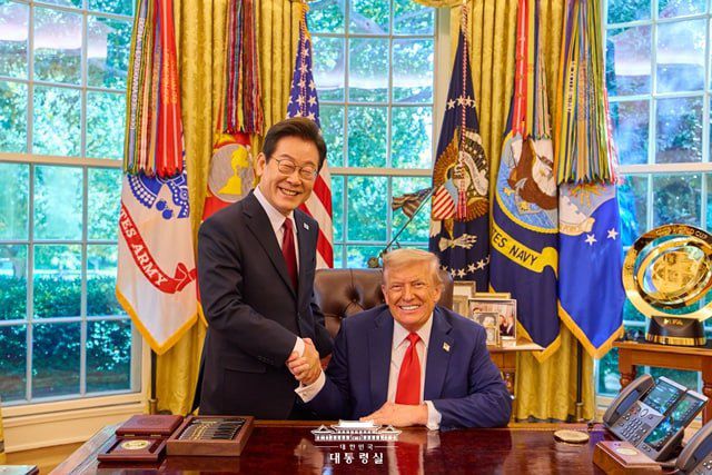 이재명 대통령이 취임 후 첫 일본·미국 순방을 마치고 지난 28일 귀국했다. 사진은 이 대통령과 도널드 트럼프 미국 대통령이 25일(현지시간) 미국 백악관에서 가진 정상회담에서 기념촬영을 하는 모습. /대통령실