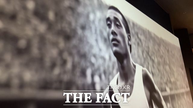 딥페이크 기술로 대형 스크린에 구현한 1936년 베를린 올림픽 마라톤 금메달리스트 故 손기정 옹. /이상빈 기자