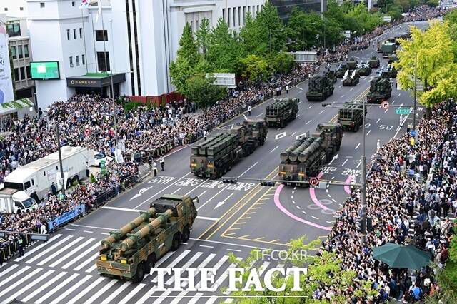 건군 76주년 국군의 날인 지난해 10월 1일 오후 서울 중구 세종대로에서 국군 장비부대가 현무 미사일 등 3축 체계를 공개하는 모습. /남윤호 기자