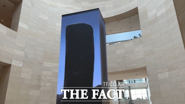 영화 '2001 스페이스 오디세이' 모노리스를 연상하게 하는 LED 미디어 타워. /이상빈