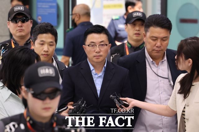 김건희 여사의 집사로 알려진 김예성 씨의 특가법상 횡령 및 업무상 횡령 혐의 사건은 같은 법원 형사합의26부(이현경 부장판사)에서 진행된다. 김 씨가 지난달 12일 오후 인천국제공항을 통해 귀국해 연행되고 있다./장윤석 기자