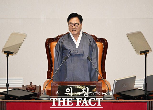 한복 입고 개회사 하는 우원식 국회의장.