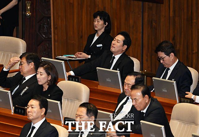 생각에 잠긴 장동혁 국민의힘 의원.