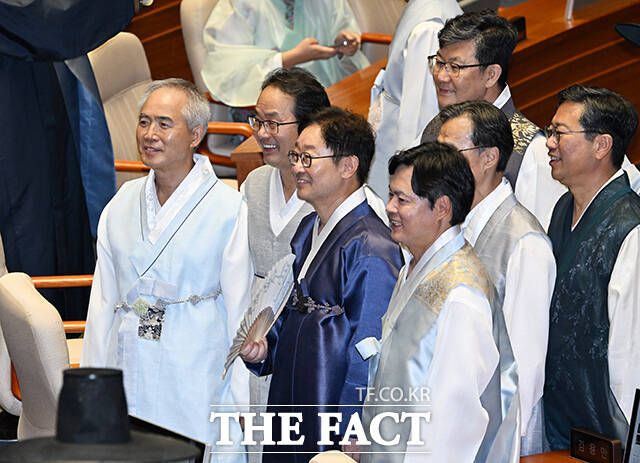 '한복 잘 어울리나요?'