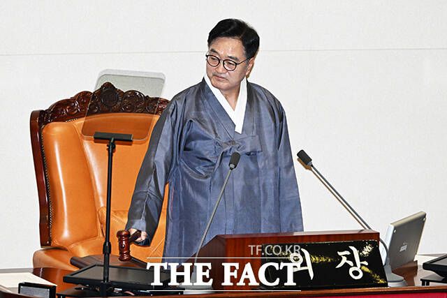 안건 상정하는 우원식 국회의장.