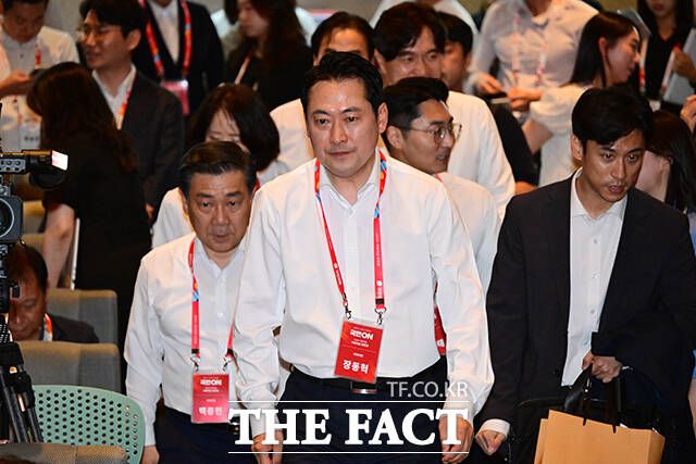 장 대표가 결국 중도층을 끌어오기 위한 전략적 스탠스를 취할 수밖에 없다는 전망도 나온다. 장 대표가 28일 오후 인천 중구 인천국제공항공사 항공교육원에서 열린 '2025 국민의힘 국회의원 연찬회'에 참석하고 있는 모습. /남윤호 기자