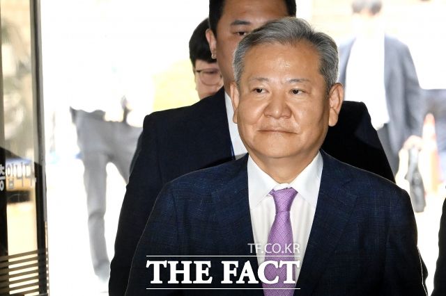 한 전 총리는 계엄당일 국무회의 이후 오후 10시 27분쯤 이상민 전 행정안전부 장관을 따로 불러 오후 10시 49분쯤부터 16분간 계엄 관련 여러 문건을 보고 이야기를 나누기도 했다. /남용희 기자