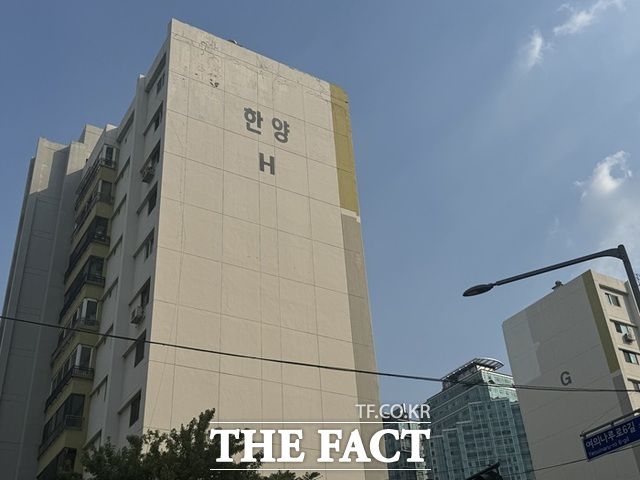 여의도에서는 12개 단지가 재건축 사업을 추진하고 있다. 정비계획이 결정된 6개 단지 가운데 한양아파트는 사업시행인가를, 시범·공작·진주·수정아파트는 정비사업 통합심의를 준비하고 있다. 이중 한양·공작아파트는 시공사 선정까지 마쳤다. 한양은 현대건설, 공작은 대우건설이 수주했다. /황준익 기자