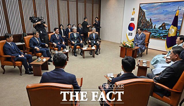 우원식 국회의장(가운데)과 4부요인, 감사원장, 여야 국회부의장 등 참석자들이 환담하고 있다.