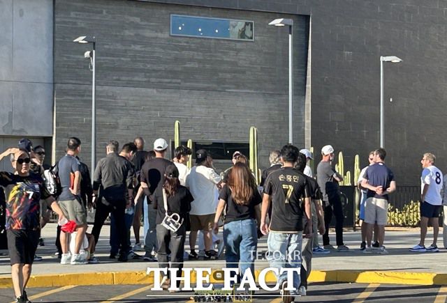 1일 손흥민의 첫 홈경기를 직관하기 위해 경기장을 찾고 있는 LAFC 팬들. 손흥민의 대표팀 유니폼과 LAFC 유니폼 상의를 입은 팬들도 눈에 띈다./LA=황덕준 언론인