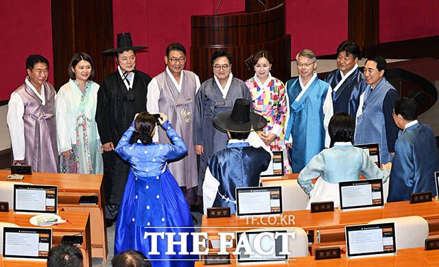 우원식 국회의장과 기념사진 촬영하는 더불어민주당 의원들.