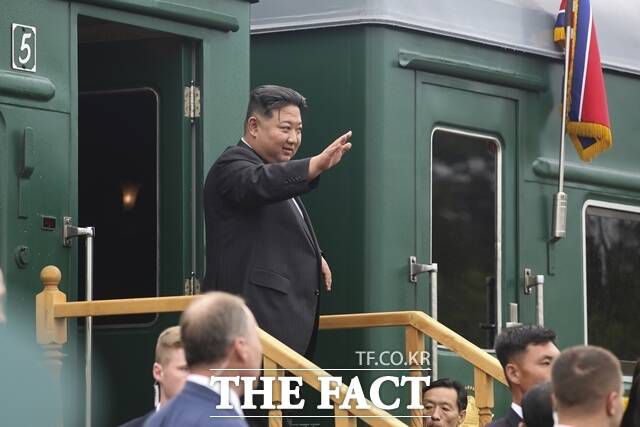 김정은 북한 국무위원장이 중국 전승절 80주년 기념행사에 참석하기 위해 전용열차를 타고 1일 평양을 출발, 2일 새벽 북중 국경을 통과했다. 사진은 김 위원장이 지난 2023년 9월 러시아 방문을 마치고 연해주 블라디보스토크 인근에 있는 아르템 기차역에서 귀국 전 손을 흔드는 모습. /AP. 뉴시스