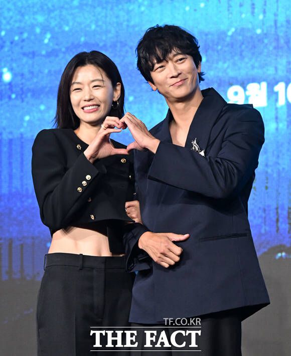 배우 전지현(왼쪽)과 강동원이 디즈니+ 새 오리지널 시리즈 '북극성'으로 첩보 멜로 호흡을 맞춘다. /이새롬 기자