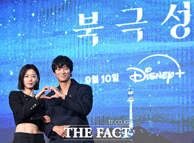 배우 전지현(왼쪽)과 강동원이라는 꿈의 조합을 완성한 디즈니+ '북극성'이 국내를 넘어 전 세계 시청자들을 매료시킬 수 있을지 이목이 집중된다. /이새롬 기자
