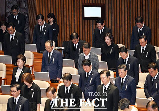 상복을 착용한 국민의힘 의원들이 1일 오전 서울 여의도 국회에서 열린 제429회 국회(정기회) 제1차 본회의에 참석해 묵념을 하고 있다. /배정한 기자