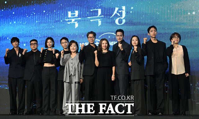 배우 강동원과 허명행 감독, 전지현, 오정세, 김해숙, 유재명, 이미숙, 박해준, 이상희, 주종혁, 김희원 감독(왼쪽부터)이 디즈니+ 새 오리지널 시리즈 '북극성'에 관한 다양한 이야기를 전했다. /이새롬 기자