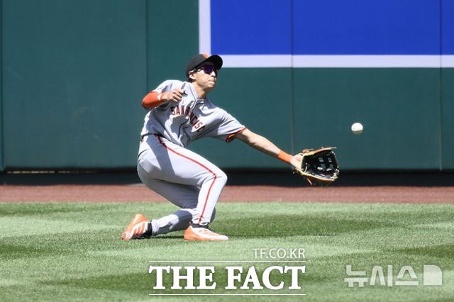 샌프란시스코 이정후는 수비가 약하다는 평가가 무색하게 여러 차례 파인 플레이를 펼쳤다. 2일(한국시간) 콜로라도전에서도 1회말 까다로운 타구를 슬라이딩하면서 잡아냈다. /뉴시스