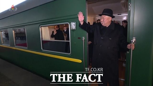 일본 민영방송 JNN은 이날 김 위원장의 전용열차로 보이는 열차가 오전 7시경 중국 선양을 통과했다고 보도했다. 사진은 김 위원장이 2019년 1월 7일 중국 방문을 위해 전용열차에 탑승한 모습. 김 위원장의 방중은 이때가 가장 최근이다. /뉴시스.조선중앙TV 갈무리