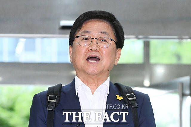 최교진 부총리 겸 교육부장관 후보자가 14일 오전 서울 여의도 한국교육시설안전원으로 첫 출근하고 있다. /장윤석 기자